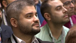 Der Ober-Arzt Mustafa Fahham aus Aleppo bei einem Treffen.