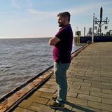 Ein Mann steht am Hafen in Bremerhaven.