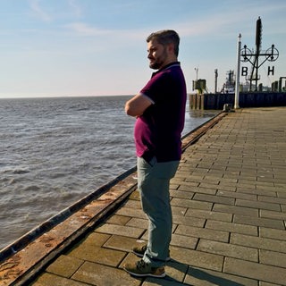 Ein Mann steht am Hafen in Bremerhaven.
