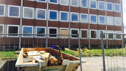 Müllcontainer vor einem Gebäude