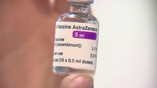Eine Nahaufnahme des Covid 19 Impfstoffes AstraZeneca. 