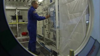 Astronaut Hans Schlegel trainiert in der Weltraumkapsel Columbus