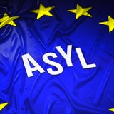 Das Wort "Asyl" auf einer Europa-Flagge