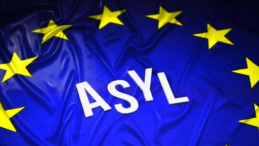 Das Wort "Asyl" auf einer Europa-Flagge