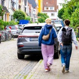 Autos in der Bremer Innenstadt wurden aufgesetzt auf dem Gehweg abgestellt.