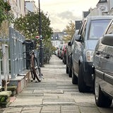 Fahrzeuge parken im Peterswerder auf dem Gehweg