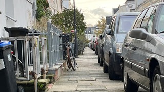 Fahrzeuge parken im Peterswerder auf dem Gehweg