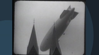 Zeppelin über dem Bremer Dom auf einem alten Film