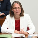 Sascha Karolin Aulepp hört sich das Ergebnis der Abstimmung zum Misstrauensvotum gegen sie an.
