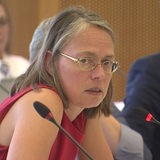 Bildungssenatorin Sascha Aulepp spricht in ein Mikrofon.