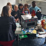 Bildungssenatorin Sascha Aulepp sitzt mit Kindergartenkindern zusammen.
