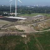 Die Mülldeponie im Bremer Blockland aus der Luft aufgenommen. Hinter dem Müllberg stehen Windräder.