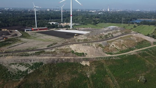 Die Mülldeponie im Bremer Blockland aus der Luft aufgenommen. Hinter dem Müllberg stehen Windräder.