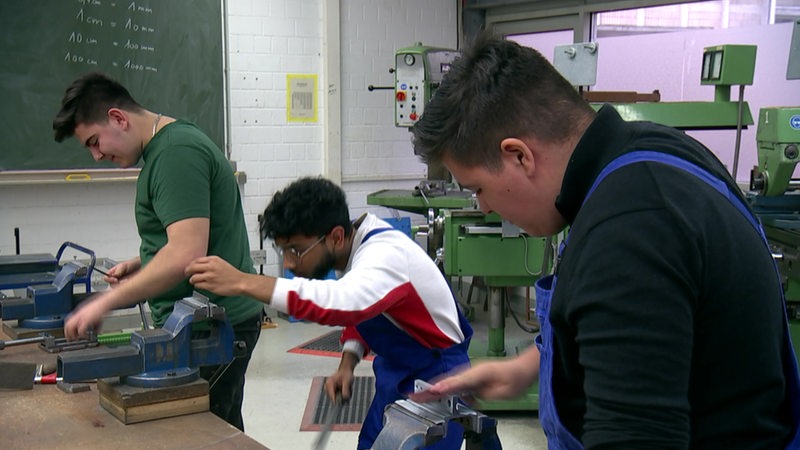 Drei Junge Männer die keinen Ausbildungsplatz bekommen, arbeiten in der Werkstatt der TBZ-Bremen. 