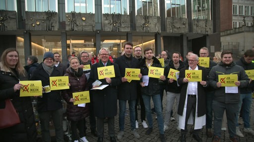 Bremer Unternehmen bei einer Kundgebung vor der Bürgerschaft. 