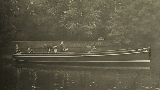 Zu sehen ist das Ausflugsschiff Marie auf einer alten schwarz weiss Aufnahme.