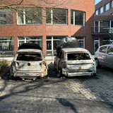 Ausgebrannte Fahrzeuge der Polizei vor einer Polizeiwache in Bremen-Mitte
