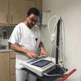 Ein Krankenpfleger bedient ein medizinisches Gerät