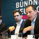 Piet Leidreiter (links), Spitzenkandidat der Bürger in Wut, Niklas Stadelmann, Generalsekretär bei Bündnis Deutschland (Mitte), und Jan Timke (rechts), Spitzenkandidat der Bürger in Wut, bei einer Pressekonferenz.