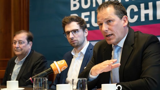 Piet Leidreiter (links), Spitzenkandidat der Bürger in Wut, Niklas Stadelmann, Generalsekretär bei Bündnis Deutschland (Mitte), und Jan Timke (rechts), Spitzenkandidat der Bürger in Wut, bei einer Pressekonferenz.