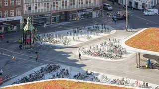Großer Platz in Kopenhagen voller Fahrräder und Fahrradstellplätze
