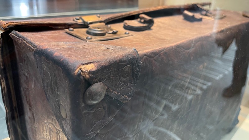 Abgewetzt und mit deutlichen Spuren seiner grausigen Geschichte ist der Koffer aus Bremen in der Ausstellung zu sehen
