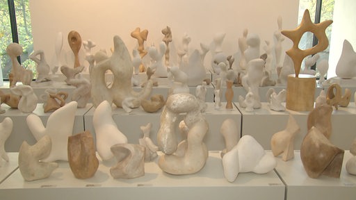 Mehrere Skulpturen werden bei der Ausstellung des Künstlers Hans Arp präsentiert.