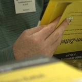 Stimmzettel der Bürgerschaftswahl in Bremen werden ausgezählt