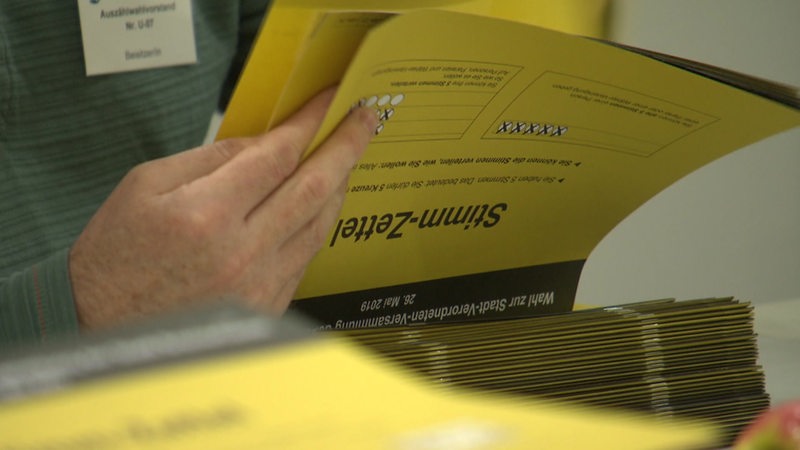 Stimmzettel der Bürgerschaftswahl in Bremen werden ausgezählt