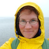 Porträt einer jungen Frau in Regenkleidung.