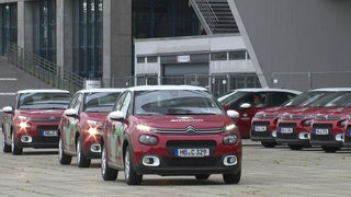 Vor der Messe Bremen parken zahlreiche rote Autos vom Cambio.