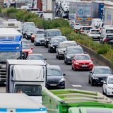 Autos und Lkw stauen sich auf der A3 