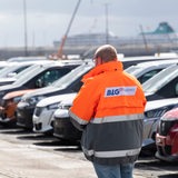 Ein Mitarbeiter steht auf dem Gelände vom BLG Autoterminal Bremerhaven.