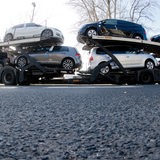 Ein vollbeladener Autotransporter in einer Stadt