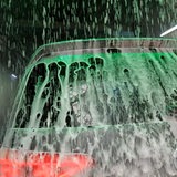Ein Auto wird in einer Waschstraße eingeschäumt.