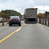 Zahlreiche Fahrzeuge fahren über die «Lesum-Brücke» bei Bremen. Die Brücke über den Fluss Lesum ist die wichtigste Verbindung zum Bremer Norden, nach Bremerhaven und Cuxhaven.