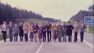Menschenkette auf der leeren Autobahn A27