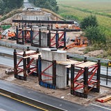 Ein Brückengerüst steht auf der A27.
