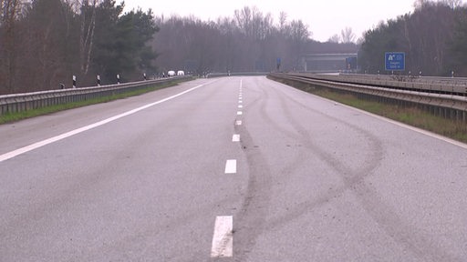 Es ist die leere Fahrbahn der Autobahn A27 zu sehen.