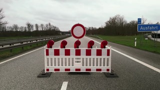 Die A27 ist in beide Richtungen gesperrt worden, weil sie unterspült sein könnte.