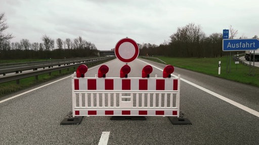 Die A27 ist in beide Richtungen gesperrt worden, weil sie unterspült sein könnte.