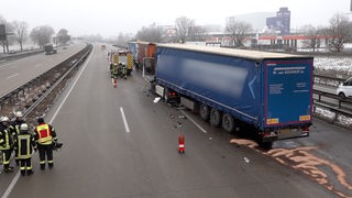Ein Lkw steht nach einem Unfall auf der Autobahn.