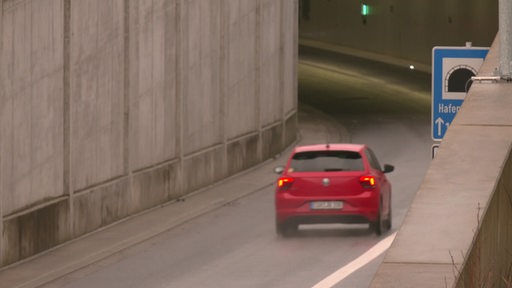 Ein PKW fährt auf den Hafentunnel in Bremerhaven zu.