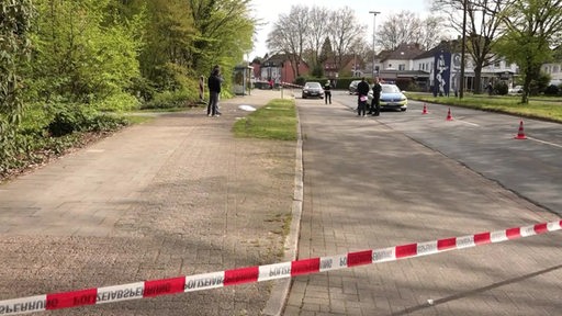 Ein von der Polizei abgesperrter Bereich vom Tatort in Delmenhorst. 