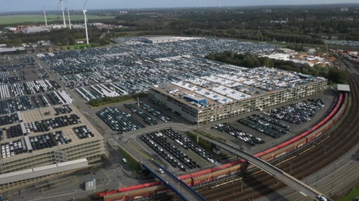 Eine Industriefläche auf der Autos geparkt werden.