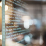 Computerschrift, offenbar Steckbrief auf Glasscheibe projiziert 