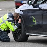 Ein Polizist kontrolliert ein Auto, das von einer Verkehrskontrolle am sogenannten Carfreitag herausgezogen wurde. Traditionell trifft sich die Szene der Autotuner und Autoposer am Karfreitag im Raum Villingen-Schwenningen und Singen am Hohentwiel. Tuner sprechen vom Carfreitag.