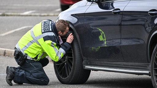 Ein Polizist kontrolliert ein Auto, das von einer Verkehrskontrolle am sogenannten Carfreitag herausgezogen wurde. Traditionell trifft sich die Szene der Autotuner und Autoposer am Karfreitag im Raum Villingen-Schwenningen und Singen am Hohentwiel. Tuner sprechen vom Carfreitag.