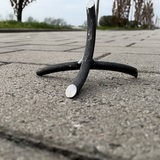 Ein spitzes Metallteil liegt auf der Straße.