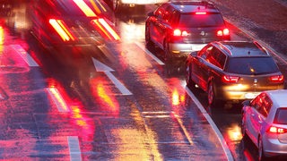 Autos stehen auf regennasser Straße in Bremen.